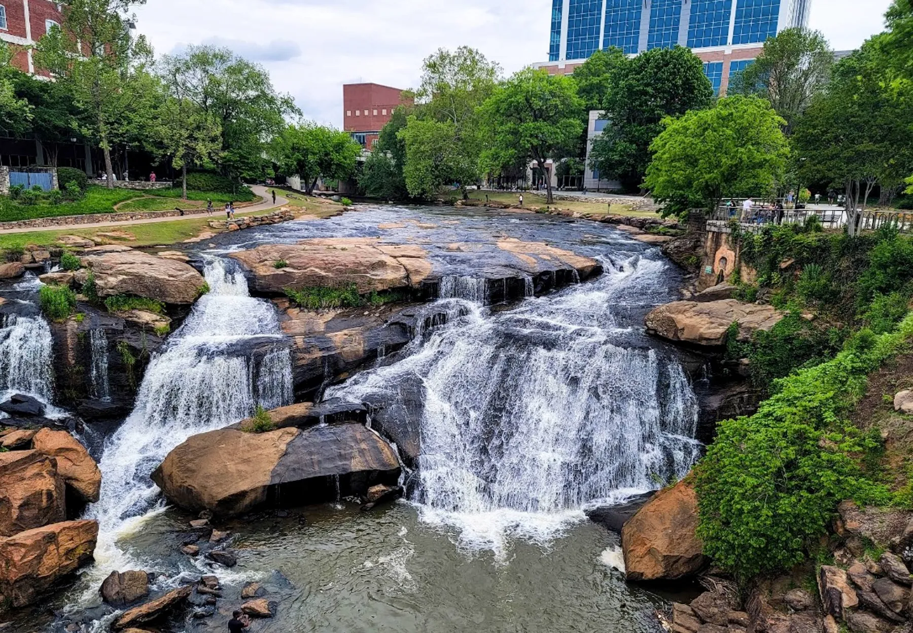 Tow truck serving the Falls Park on the Reedy area of Greenville, SC